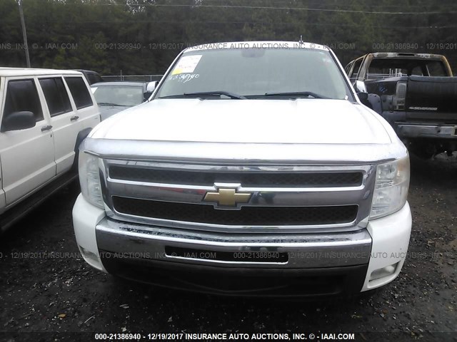 1GCRCSE00BZ455657 - 2011 CHEVROLET SILVERADO C1500 LT WHITE photo 6