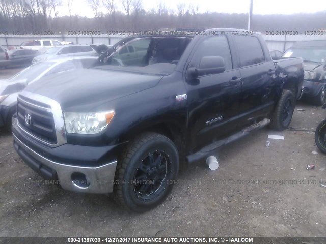 5TFDW5F19DX290569 - 2013 TOYOTA TUNDRA CREWMAX SR5 BLACK photo 2