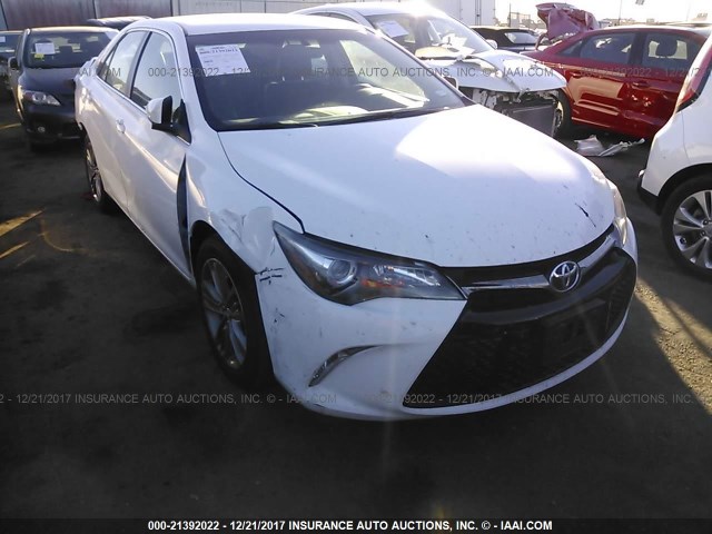 4T1BF1FK1GU218744 - 2016 TOYOTA CAMRY LE/XLE/SE/XSE Weiß Foto 1