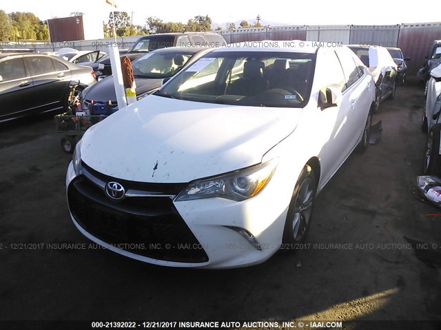 4T1BF1FK1GU218744 - 2016 TOYOTA CAMRY LE/XLE/SE/XSE WHITE photo 2