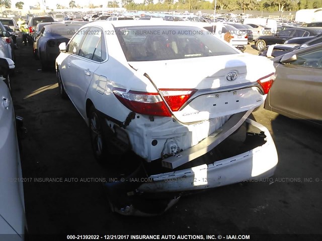 4T1BF1FK1GU218744 - 2016 TOYOTA CAMRY LE/XLE/SE/XSE WHITE photo 3