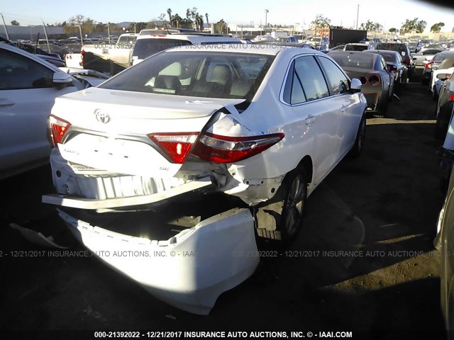 4T1BF1FK1GU218744 - 2016 TOYOTA CAMRY LE/XLE/SE/XSE WHITE photo 4