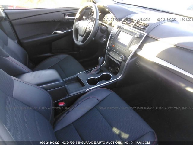 4T1BF1FK1GU218744 - 2016 TOYOTA CAMRY LE/XLE/SE/XSE Weiß Foto 5