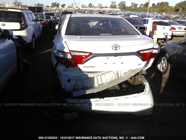 4T1BF1FK1GU218744 - 2016 TOYOTA CAMRY LE/XLE/SE/XSE Weiß Foto 6