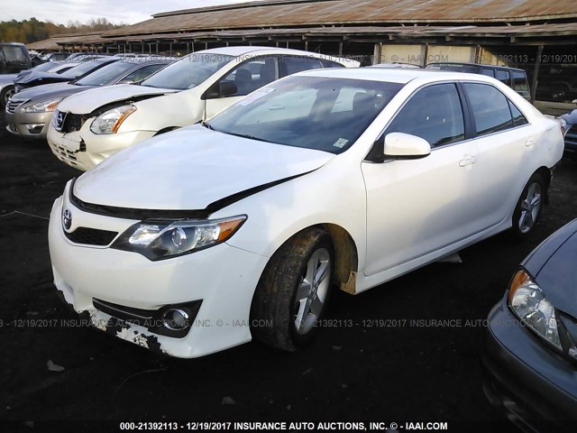 4T1BF1FK6EU425353 - 2014 TOYOTA CAMRY L/SE/LE/XLE WHITE photo 2