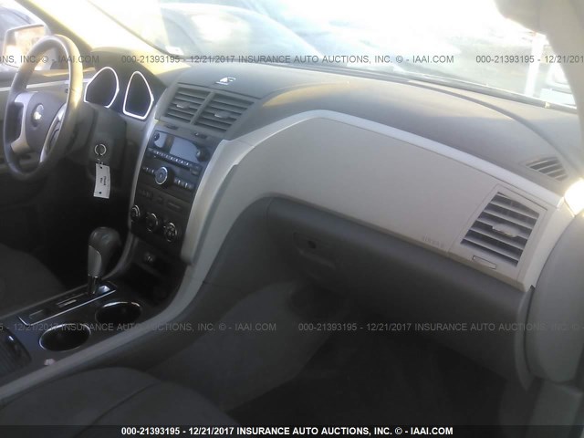 1GNLRFED9AS131782 - 2010 CHEVROLET TRAVERSE LT WHITE photo 5