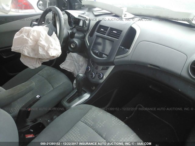 1G1JA5SH2E4153053 - 2014 CHEVROLET SONIC LS 黑色 照片 5
