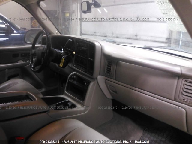 1GNFK16ZX4J128348 - 2004 CHEVROLET SUBURBAN K1500 WHITE photo 5