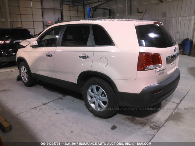 5XYKT3A15BG111326 - 2011 KIA SORENTO LX CREAM photo 3