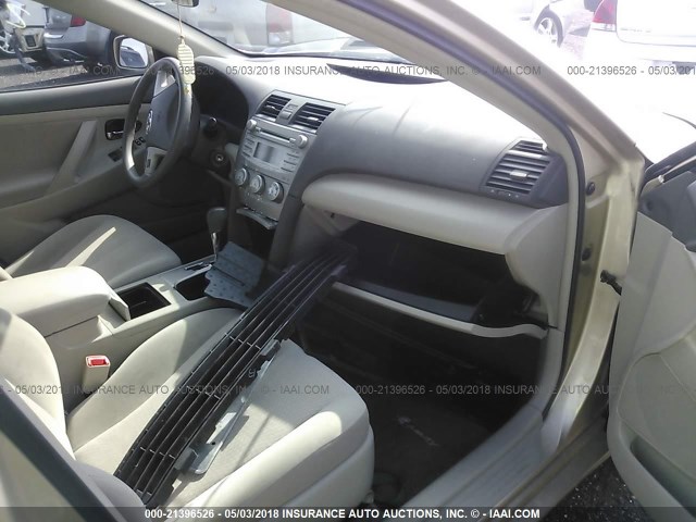 4T4BF3EK9BR127250 - 2011 TOYOTA CAMRY SE/LE/XLE 金色 照片 5