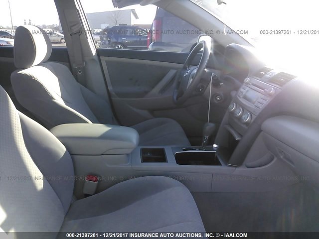 4T1BE46K09U851615 - 2009 TOYOTA CAMRY SE/LE/XLE SILVER photo 5