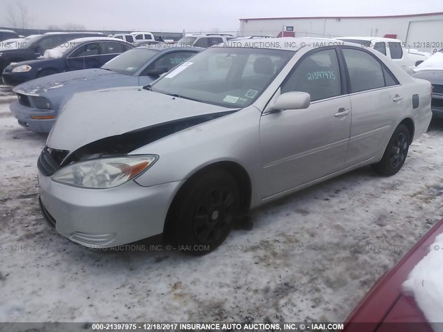 4T1BE32KX4U932596 - 2004 TOYOTA CAMRY LE/XLE/SE SILVER photo 2