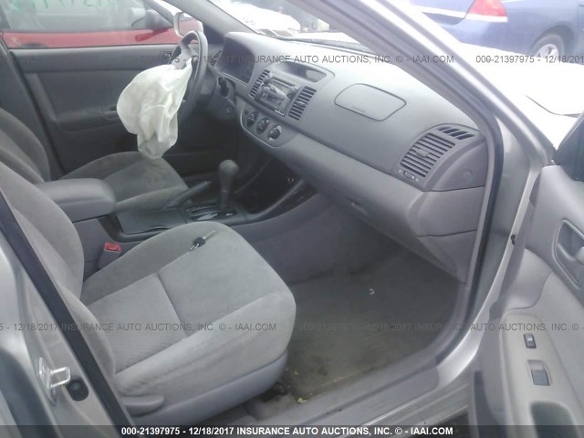 4T1BE32KX4U932596 - 2004 TOYOTA CAMRY LE/XLE/SE SILVER photo 5