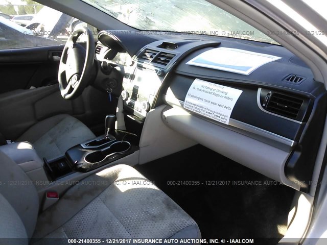 4T1BF1FK2EU395008 - 2014 TOYOTA CAMRY L/SE/LE/XLE 银色 照片 5