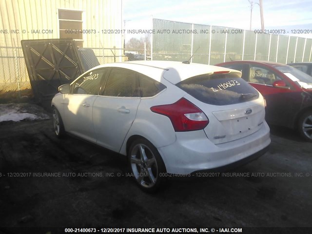 1FAHP3N23CL289832 - 2012 FORD FOCUS TITANIUM WHITE photo 3