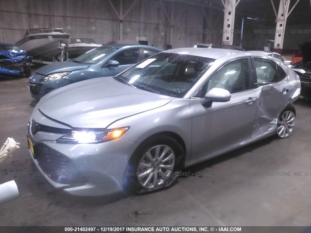 4T1B11HK8JU522088 - 2018 TOYOTA CAMRY L/LE/XLE/SE/XSE SILVER photo 2