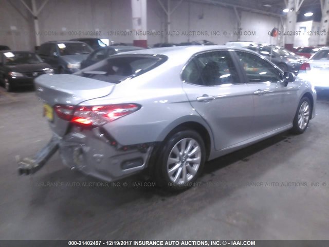 4T1B11HK8JU522088 - 2018 TOYOTA CAMRY L/LE/XLE/SE/XSE SILVER photo 4