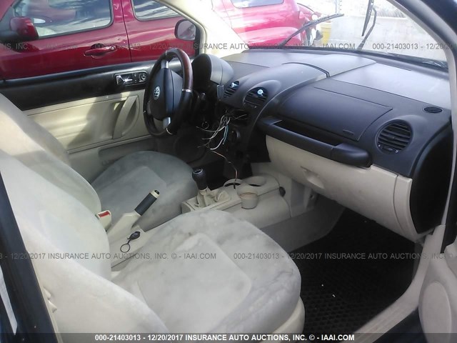 3VWBB61C0WM006477 - 1998 VOLKSWAGEN NEW BEETLE 黑色 照片 5