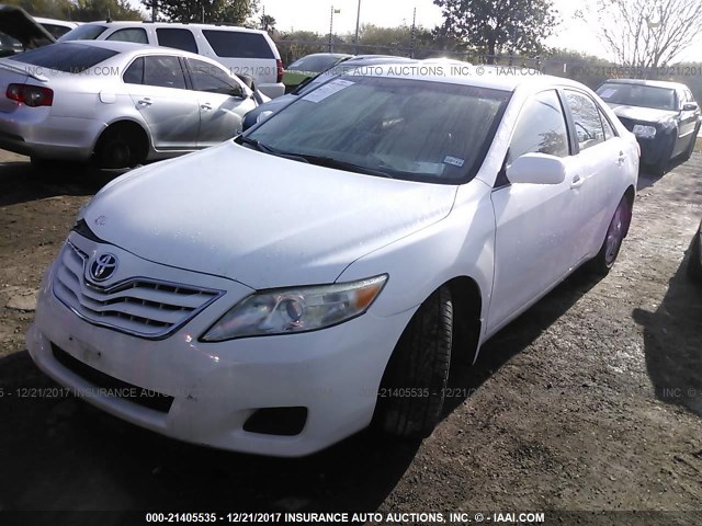 4T1BK3EK8AU603413 - 2010 TOYOTA CAMRY SE/LE/XLE WHITE photo 2