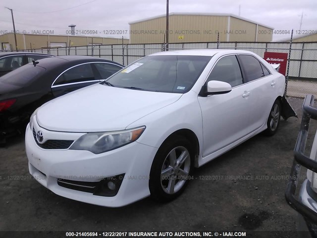 4T1BF1FKXCU113954 - 2012 TOYOTA CAMRY SE/LE/XLE WHITE photo 2