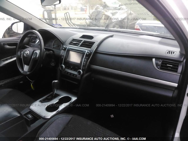 4T1BF1FKXCU113954 - 2012 TOYOTA CAMRY SE/LE/XLE WHITE photo 5