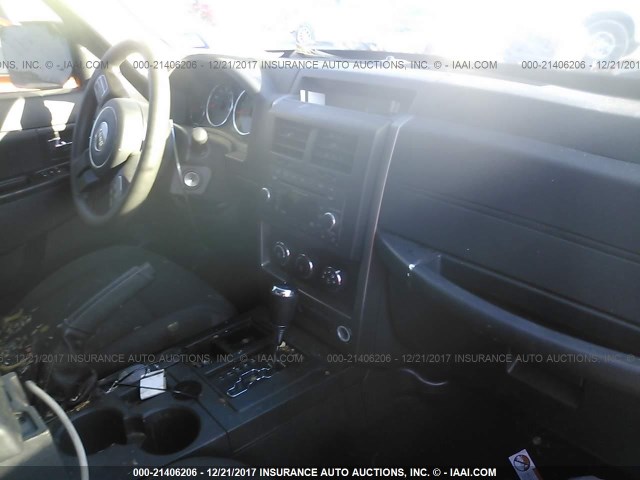 1C4PJLAK1CW113437 - 2012 JEEP LIBERTY SPORT თეთრი ფოტო 5
