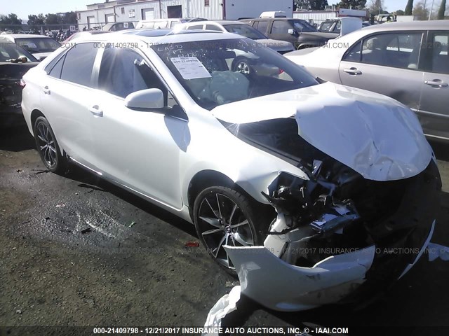 4T1BF1FK3HU278364 - 2017 TOYOTA CAMRY LE/XLE/SE/XSE WHITE photo 1