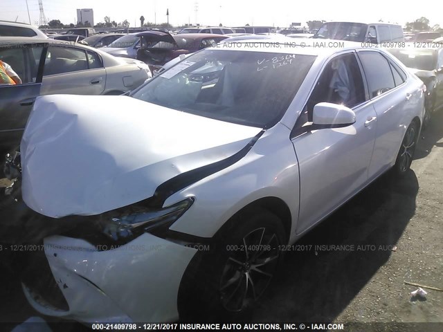 4T1BF1FK3HU278364 - 2017 TOYOTA CAMRY LE/XLE/SE/XSE WHITE photo 2