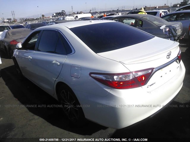 4T1BF1FK3HU278364 - 2017 TOYOTA CAMRY LE/XLE/SE/XSE WHITE photo 3