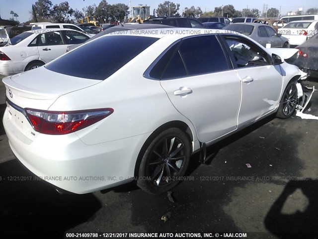 4T1BF1FK3HU278364 - 2017 TOYOTA CAMRY LE/XLE/SE/XSE WHITE photo 4