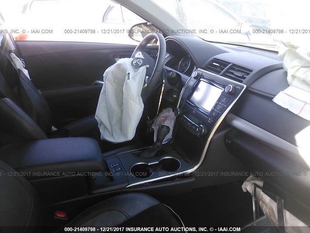 4T1BF1FK3HU278364 - 2017 TOYOTA CAMRY LE/XLE/SE/XSE WHITE photo 5