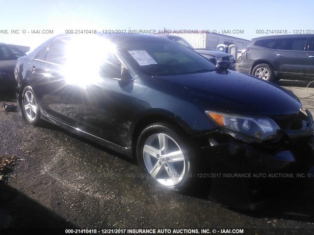 4T1BF1FK0DU704862 - 2013 TOYOTA CAMRY L/SE/LE/XLE შავი ფოტო 1