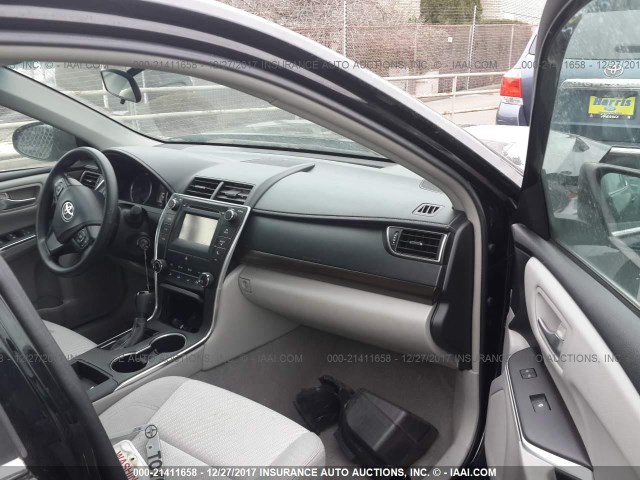 4T4BF1FK2GR534272 - 2016 TOYOTA CAMRY LE/XLE/SE/XSE შავი ფოტო 5