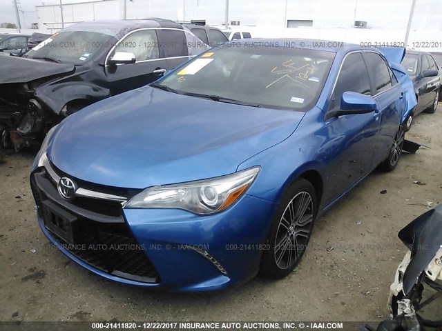 4T1BF1FK2GU559327 - 2016 TOYOTA CAMRY LE/XLE/SE/XSE BLUE photo 2