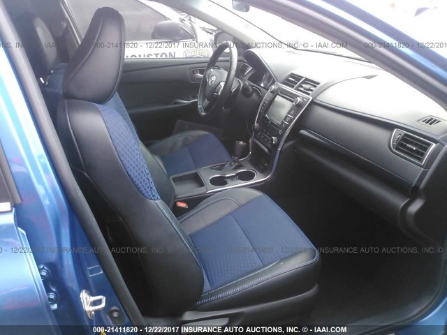 4T1BF1FK2GU559327 - 2016 TOYOTA CAMRY LE/XLE/SE/XSE BLUE photo 5