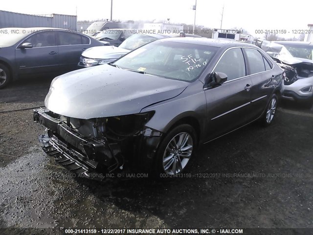 4T1BF1FKXFU050858 - 2015 TOYOTA CAMRY LE/XLE/SE/XSE Grau Foto 2
