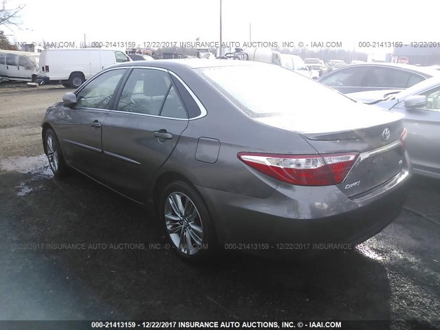 4T1BF1FKXFU050858 - 2015 TOYOTA CAMRY LE/XLE/SE/XSE Grau Foto 3