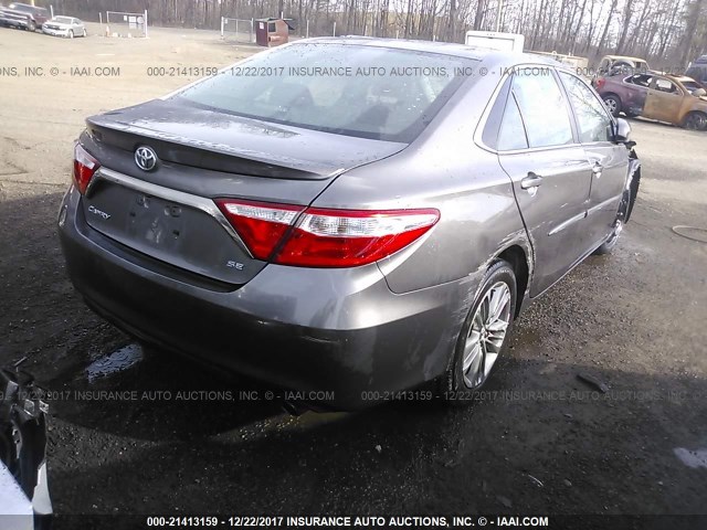 4T1BF1FKXFU050858 - 2015 TOYOTA CAMRY LE/XLE/SE/XSE Grau Foto 4