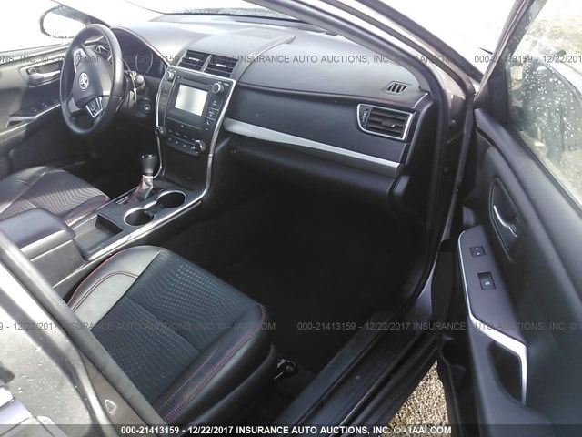 4T1BF1FKXFU050858 - 2015 TOYOTA CAMRY LE/XLE/SE/XSE Grau Foto 5