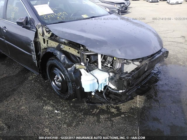 4T1BF1FKXFU050858 - 2015 TOYOTA CAMRY LE/XLE/SE/XSE Grau Foto 6