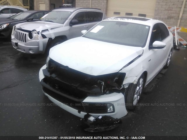 3VW4T7AJXEM330013 - 2014 VOLKSWAGEN JETTA GLI WHITE photo 2