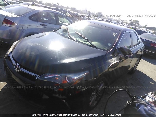 4T1BF1FK5FU979453 - 2015 TOYOTA CAMRY LE/XLE/SE/XSE BLACK photo 2