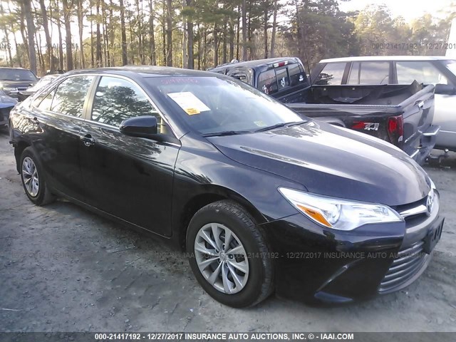 4T1BF1FK7HU751392 - 2017 TOYOTA CAMRY LE/XLE/SE/XSE Schwarz Foto 1