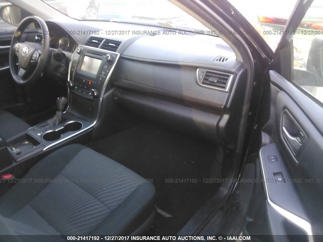 4T1BF1FK7HU751392 - 2017 TOYOTA CAMRY LE/XLE/SE/XSE Schwarz Foto 5