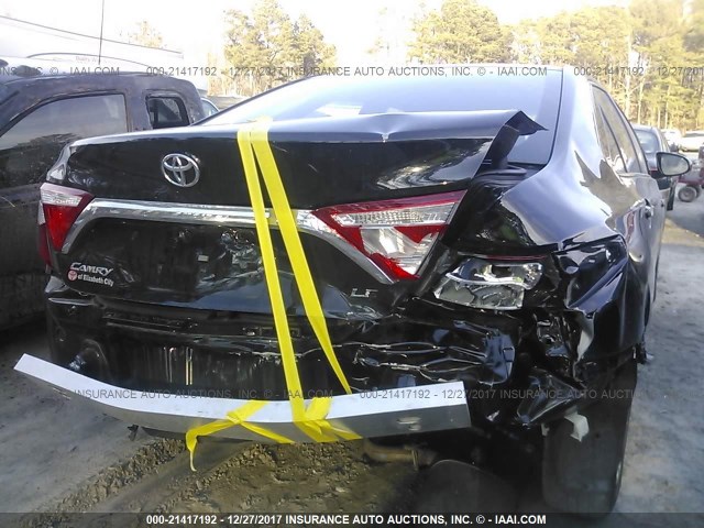 4T1BF1FK7HU751392 - 2017 TOYOTA CAMRY LE/XLE/SE/XSE Schwarz Foto 6
