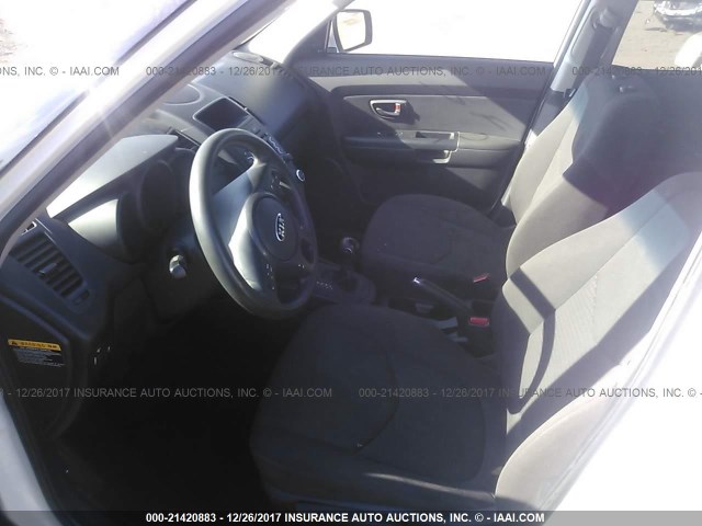 KNDJT2A58D7539495 - 2013 KIA SOUL WHITE photo 5