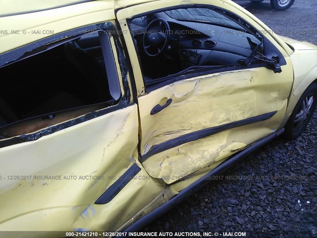 3FAFP31351R215882 - 2001 FORD FOCUS ZX3 YELLOW photo 6