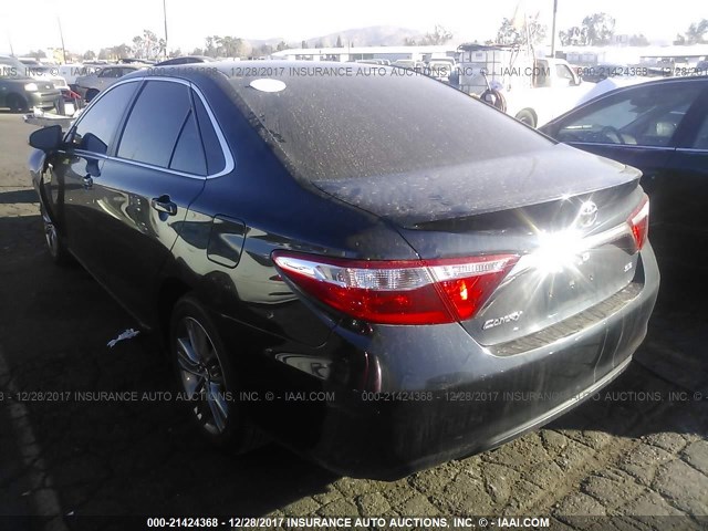 4T1BF1FK4GU262284 - 2016 TOYOTA CAMRY LE/XLE/SE/XSE GRAY photo 3