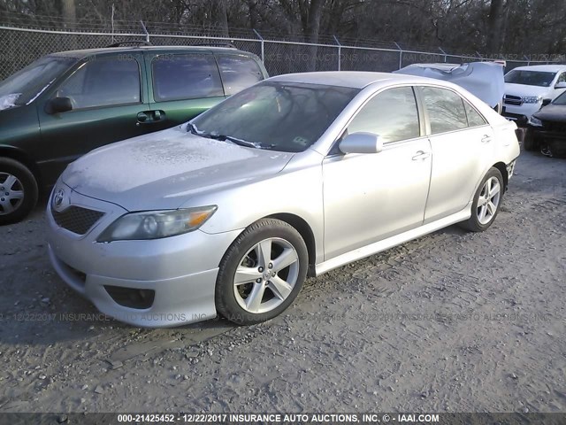 4T1BF3EK5AU051471 - 2010 TOYOTA CAMRY SE/LE/XLE SILVER photo 2