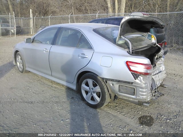 4T1BF3EK5AU051471 - 2010 TOYOTA CAMRY SE/LE/XLE SILVER photo 3